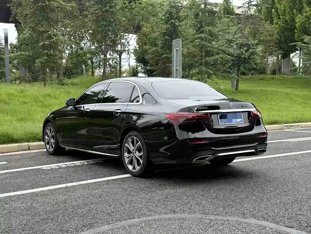 Mercedes-Benz E-Class — миниатюра 8