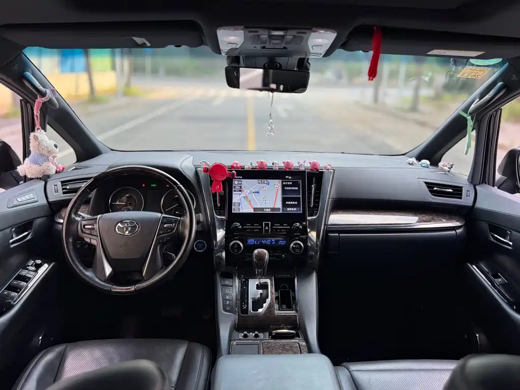 Toyota Vellfire — миниатюра 8