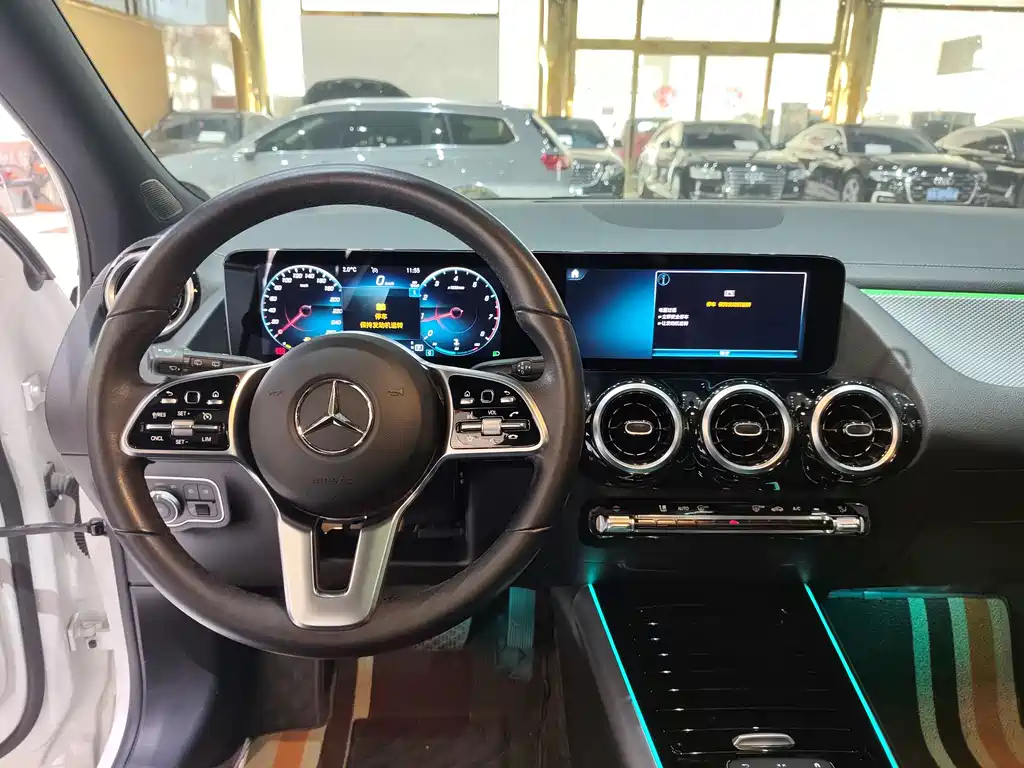 MERCEDES-BENZ GLA