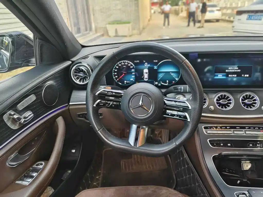 Mercedes-Benz E-Class — миниатюра 11