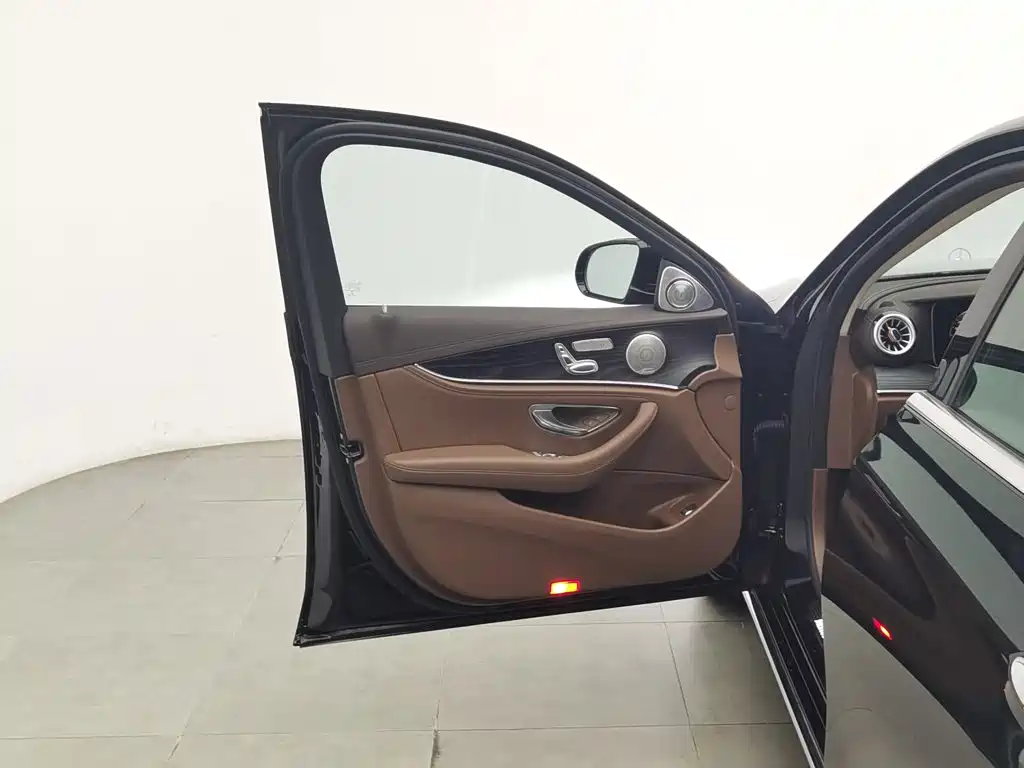 Mercedes-Benz E-Class — миниатюра 8