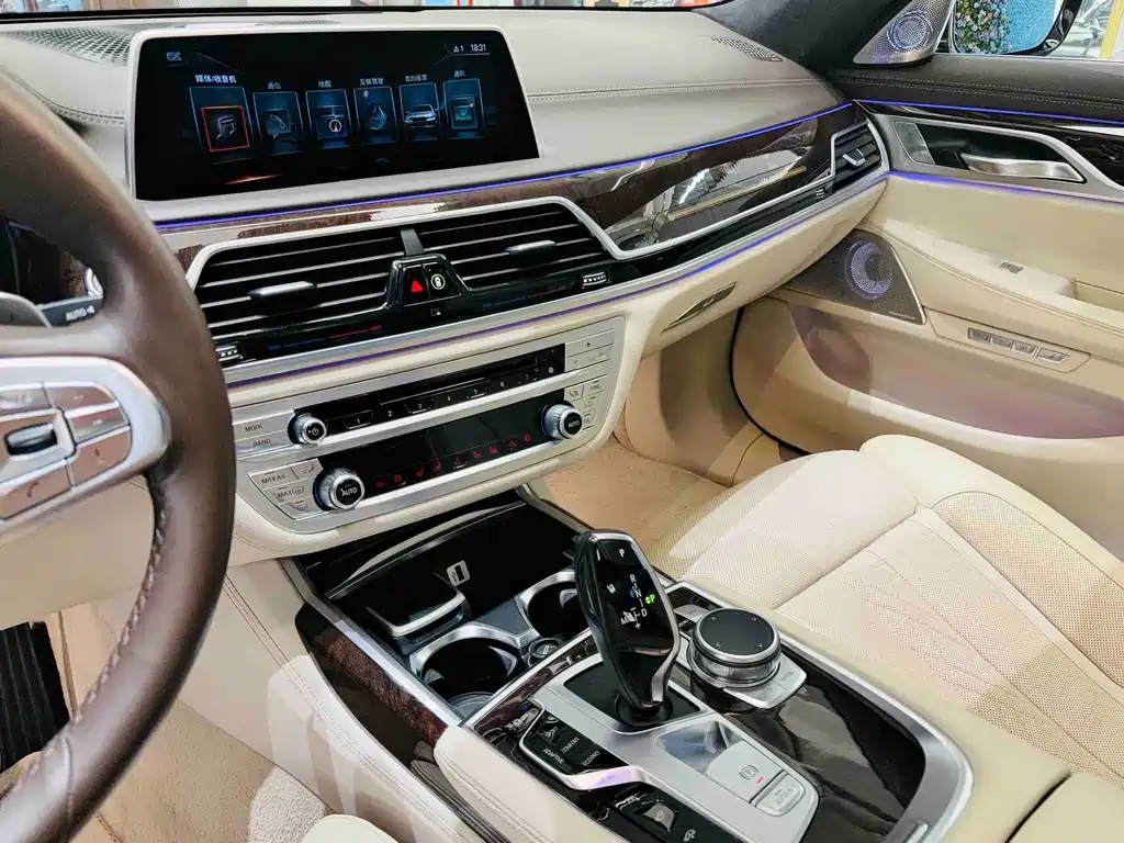 BMW 7 Series — миниатюра 10