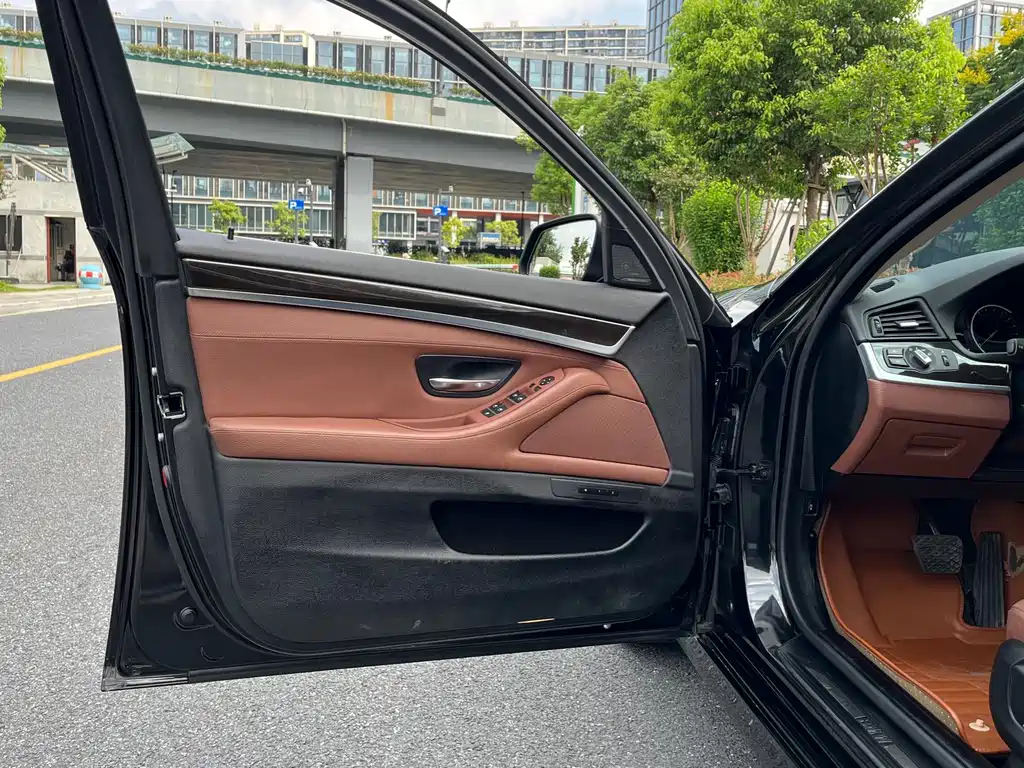 BMW 5 Series — миниатюра 14