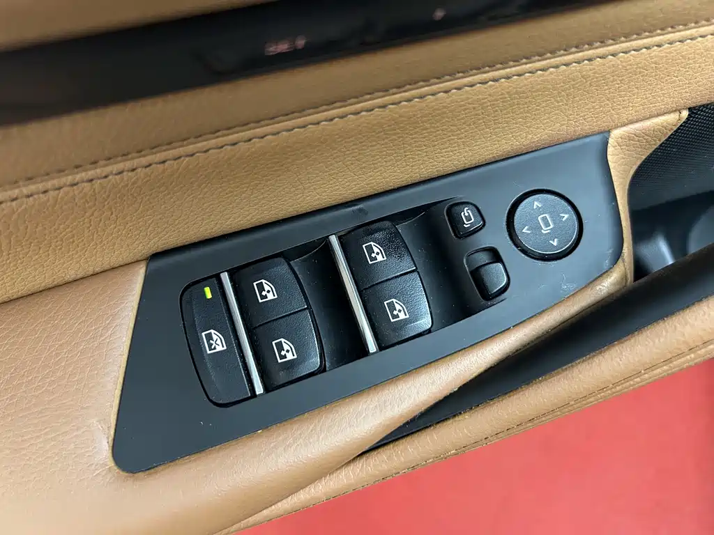 BMW 5 Series — миниатюра 13