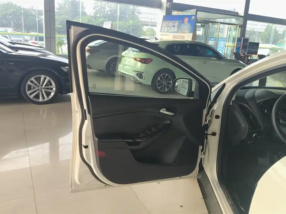 Ford Focus 2012 1.6L AT