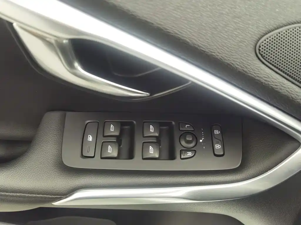 Volvo V40 — миниатюра 9