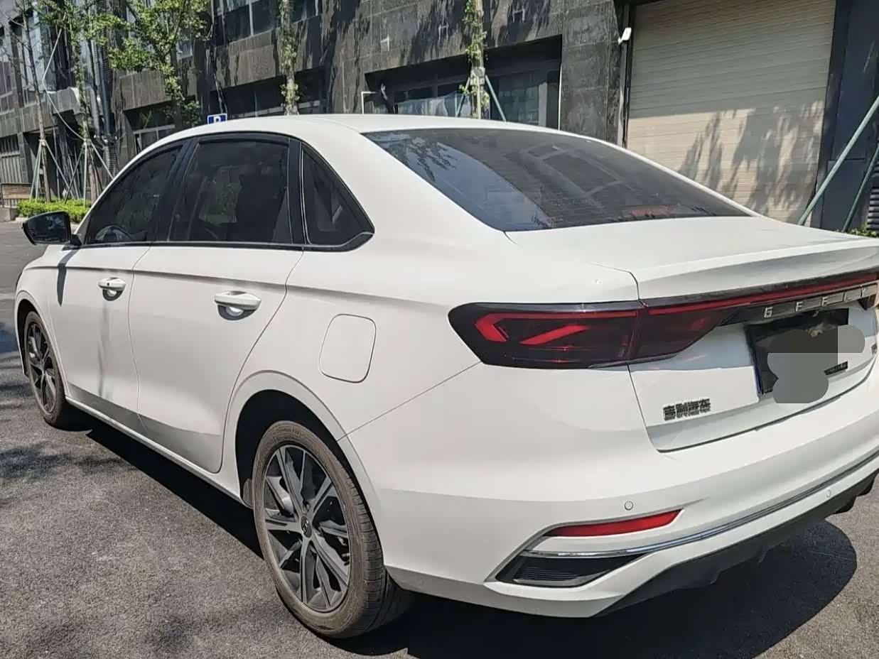 Geely Emgrand 1.5 л 2022 г. Белый, пробег 40000 км