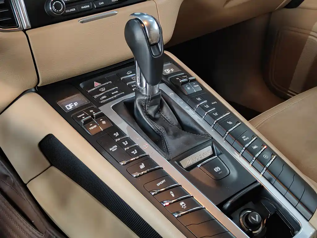 PORSCHE MACAN