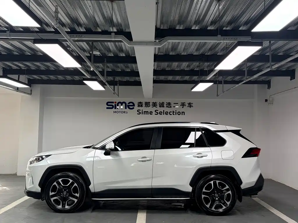 Toyota RAV4 2022 2.0L CVT Luxury