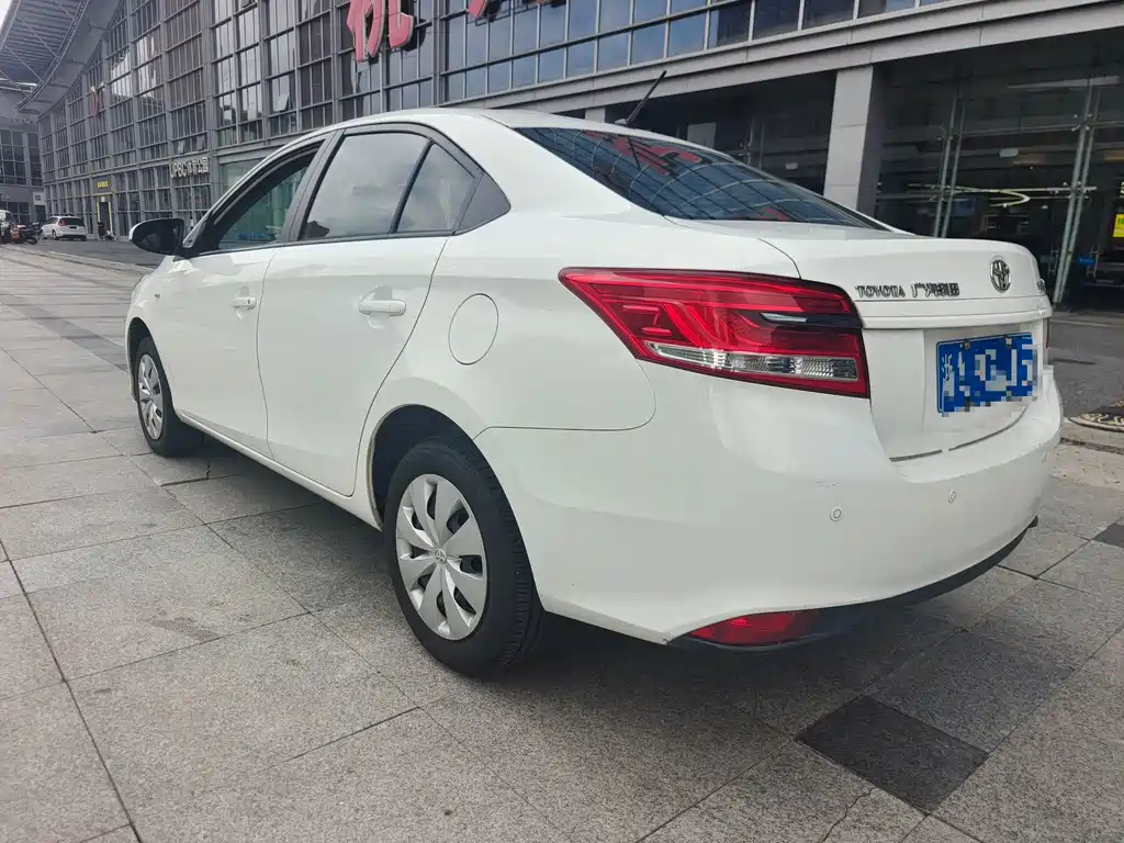 Toyota Yaris L — миниатюра 3
