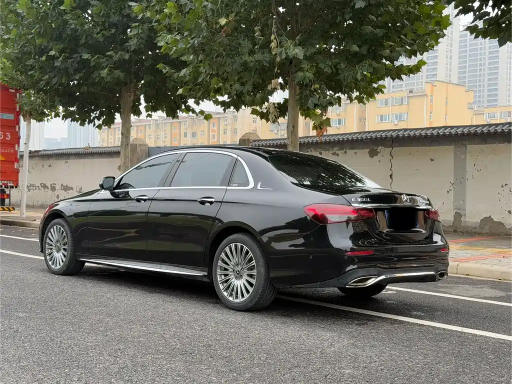 Mercedes-Benz E-Class — миниатюра 7