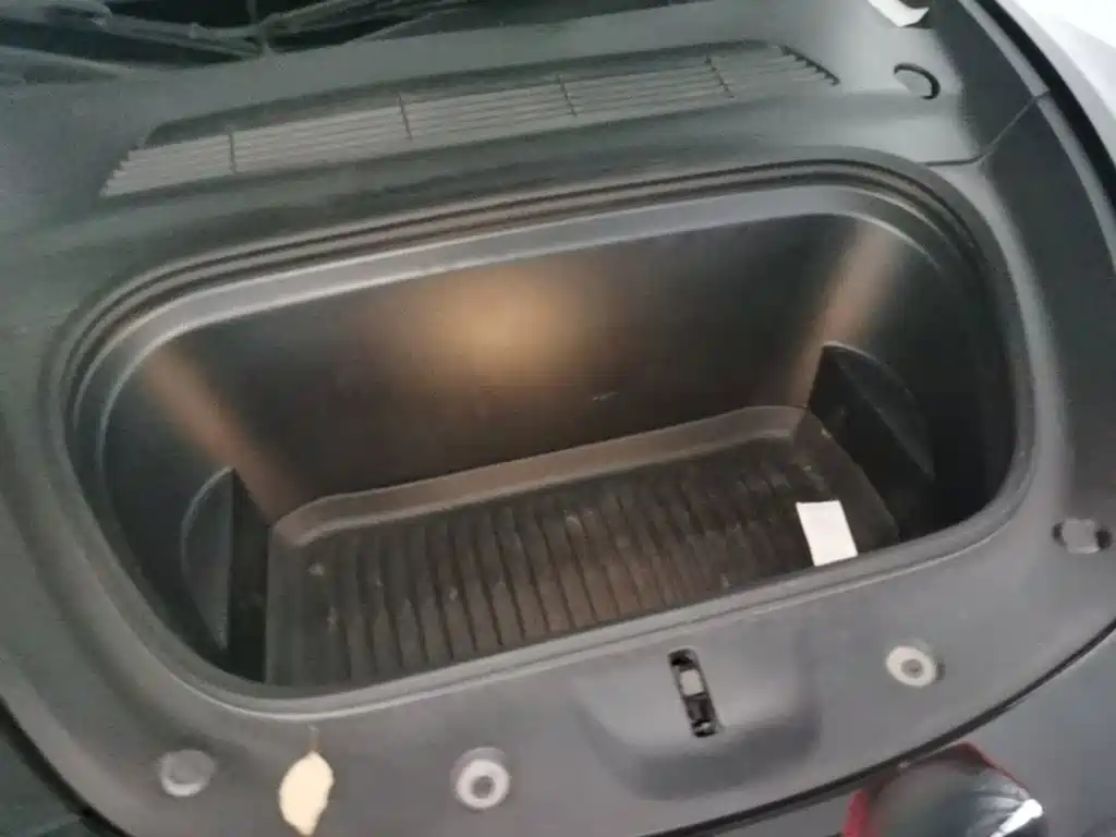 Tesla Model Y — миниатюра 25