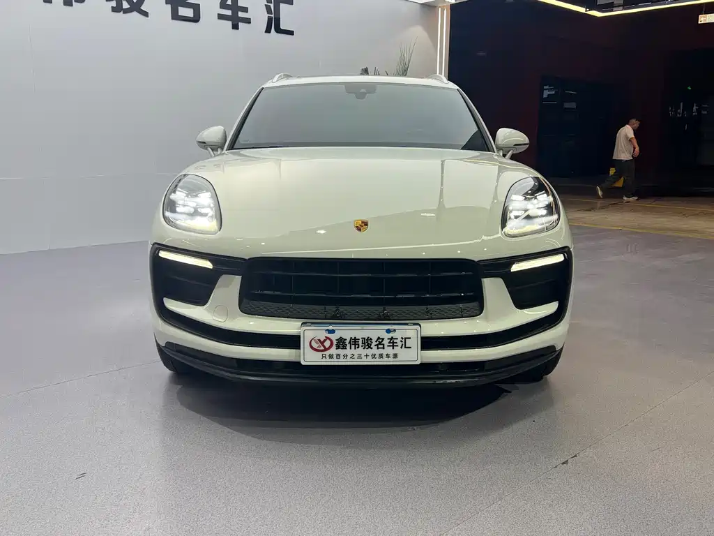 PORSCHE MACAN
