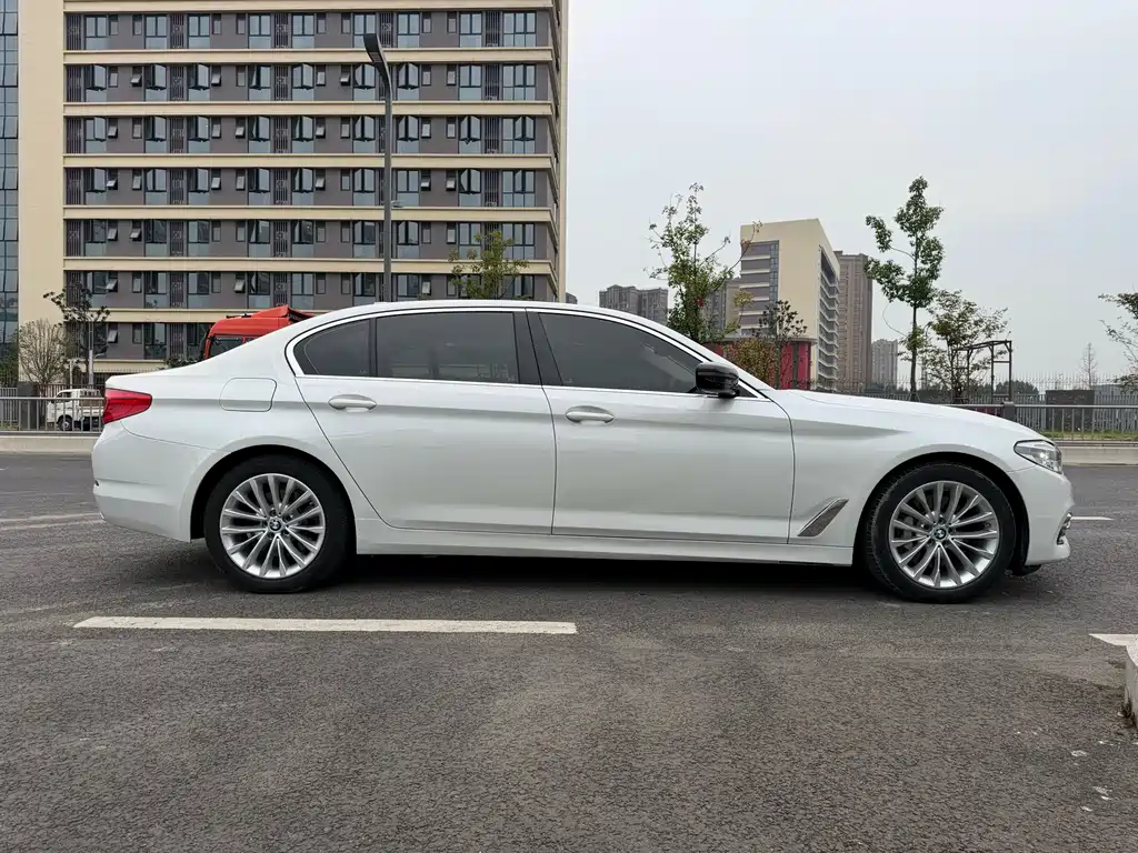 BMW 5 Series New Energy — миниатюра 13