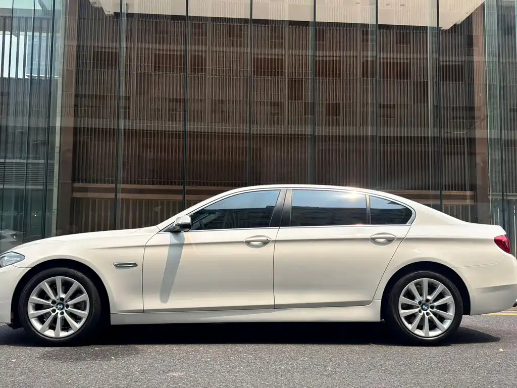 BMW 5 Series — миниатюра 2