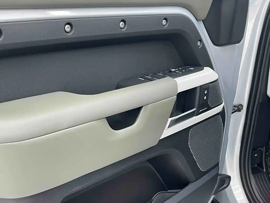 Land Rover Defender 2022 — фото 16