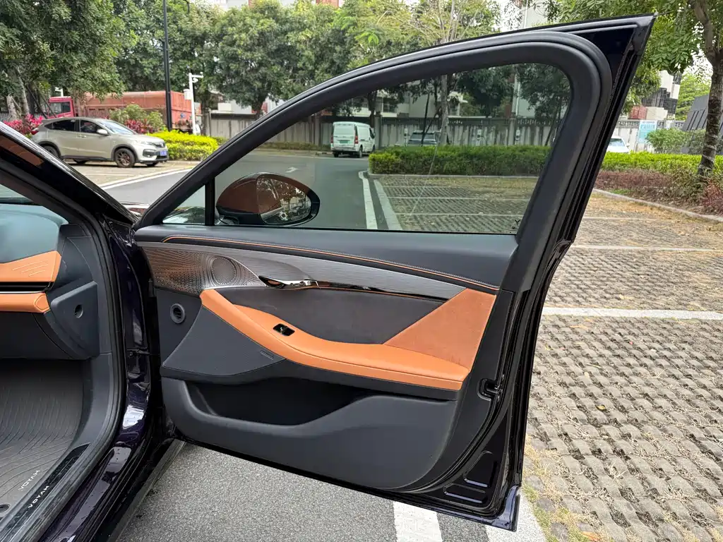 VOYAH LANTU CHASING LIGHT