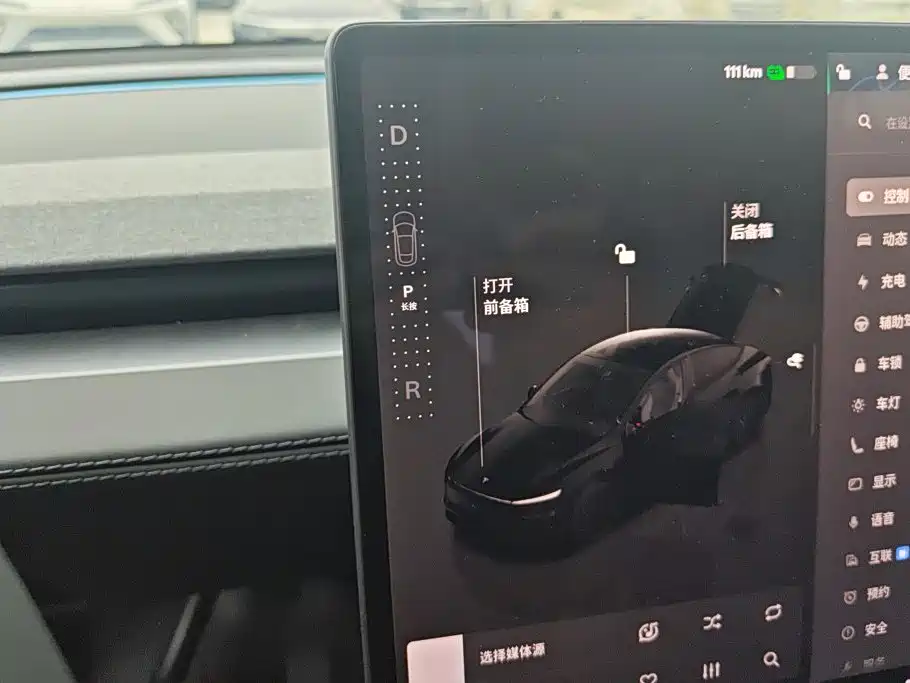 Tesla Model Y — миниатюра 16