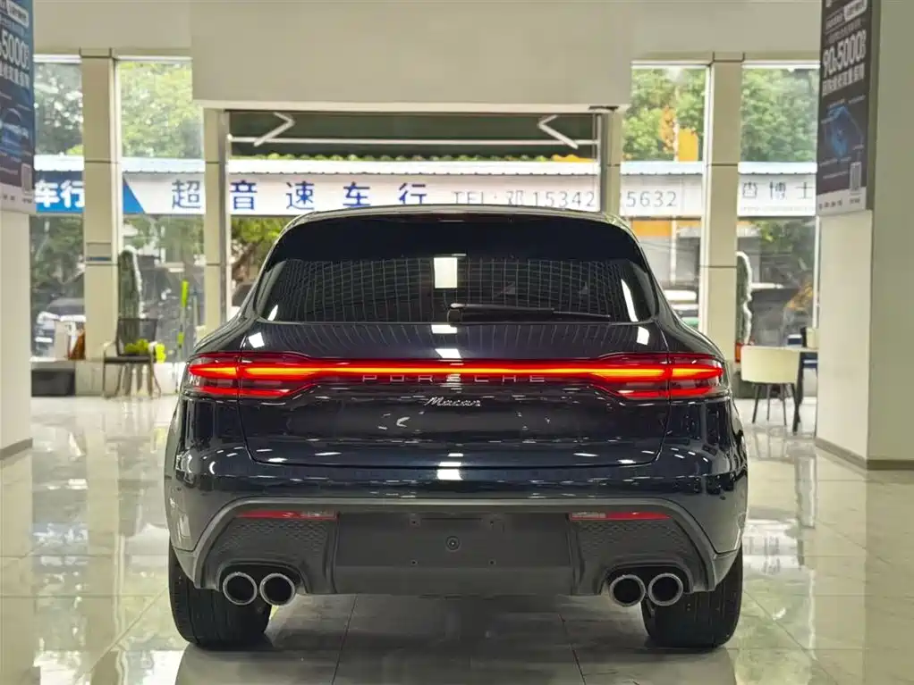 PORSCHE MACAN