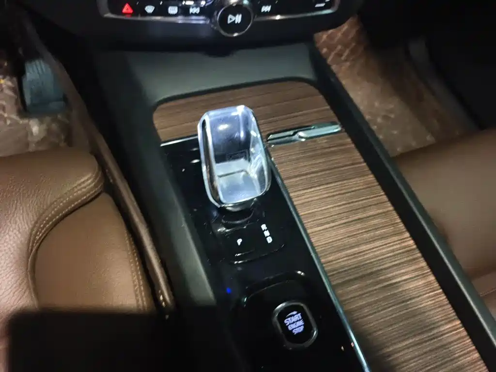 Volvo XC60 PHEV — миниатюра 10