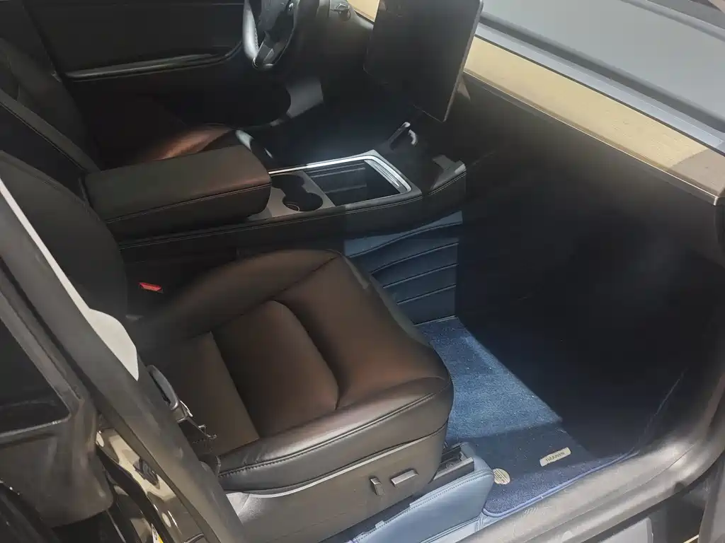 Tesla Model Y — миниатюра 5