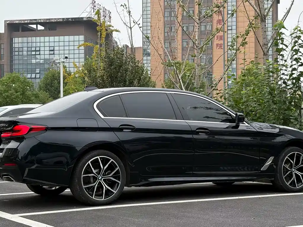 BMW 5 Series — миниатюра 9