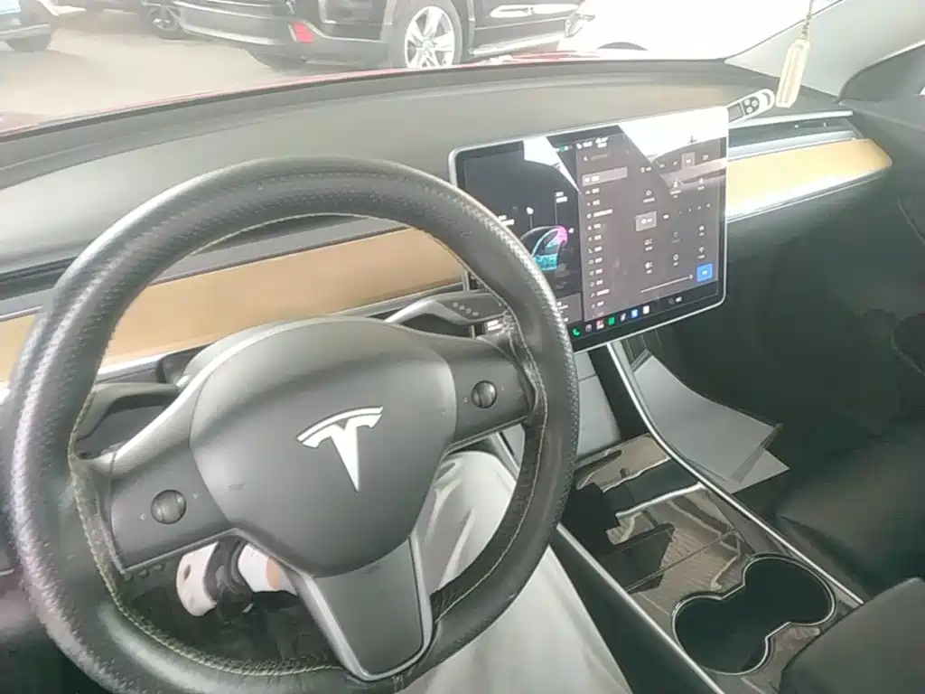 Tesla Model 3 — миниатюра 10