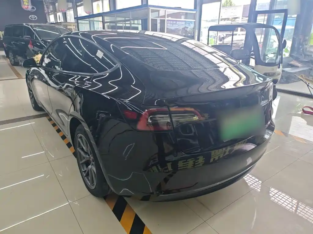 Tesla Model 3 — миниатюра 5