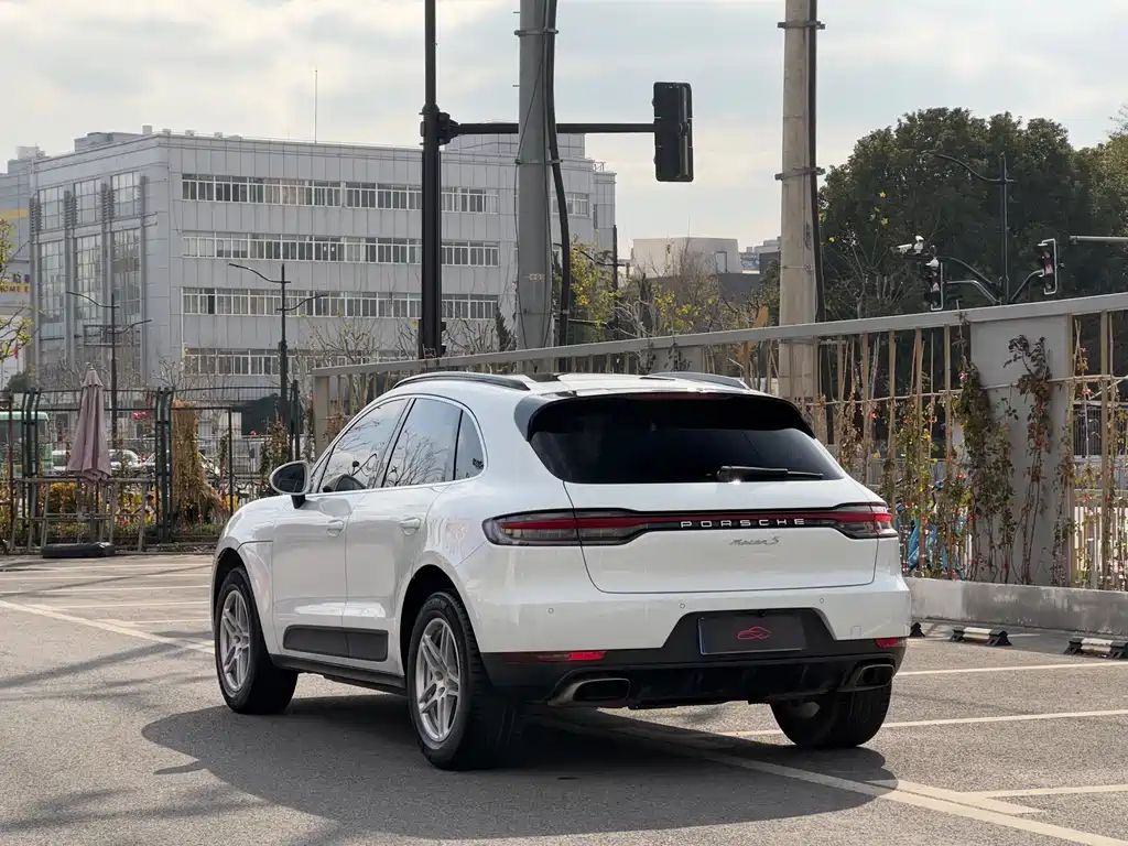 PORSCHE MACAN