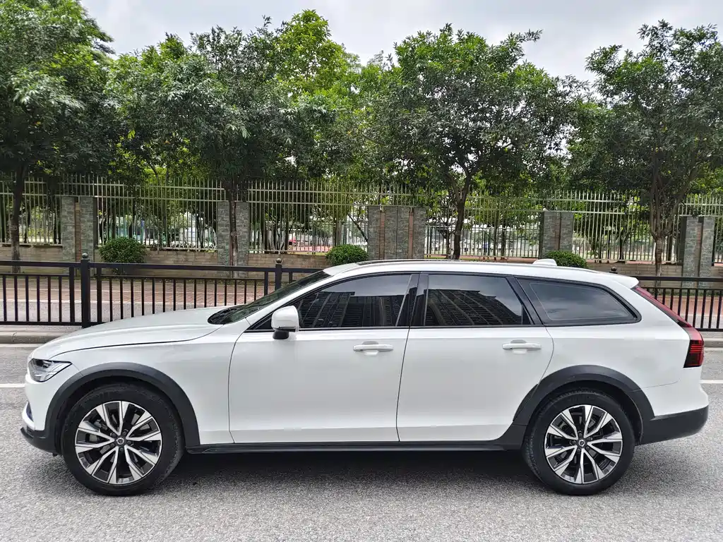 Volvo V90 2023 Cross Country B5 AWD