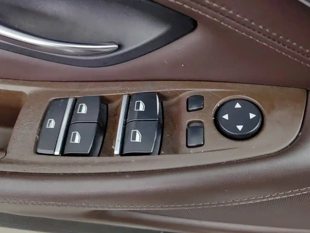 BMW 5 Series — миниатюра 9