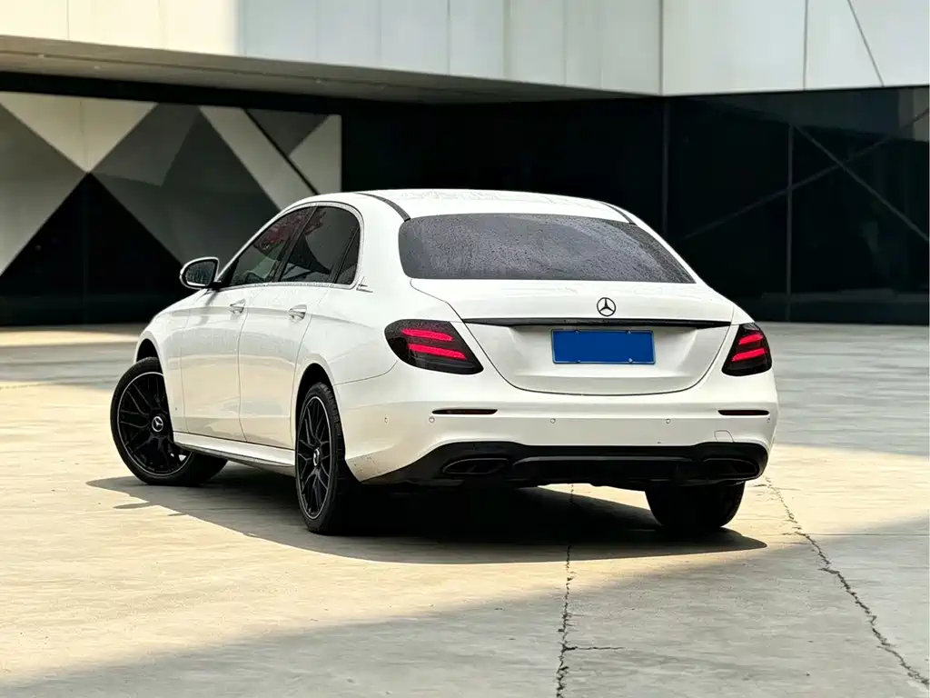 Mercedes-Benz E-Class — миниатюра 2