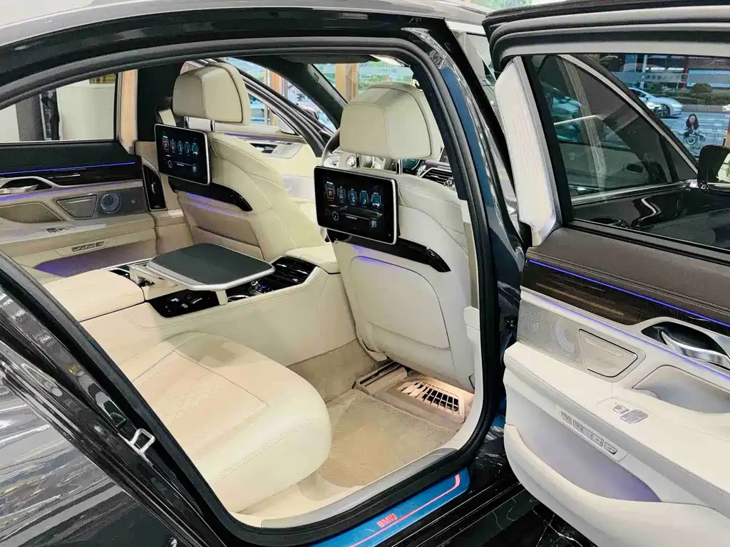 BMW 7 Series — миниатюра 21