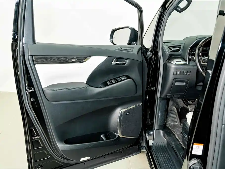 Lexus LM — миниатюра 17