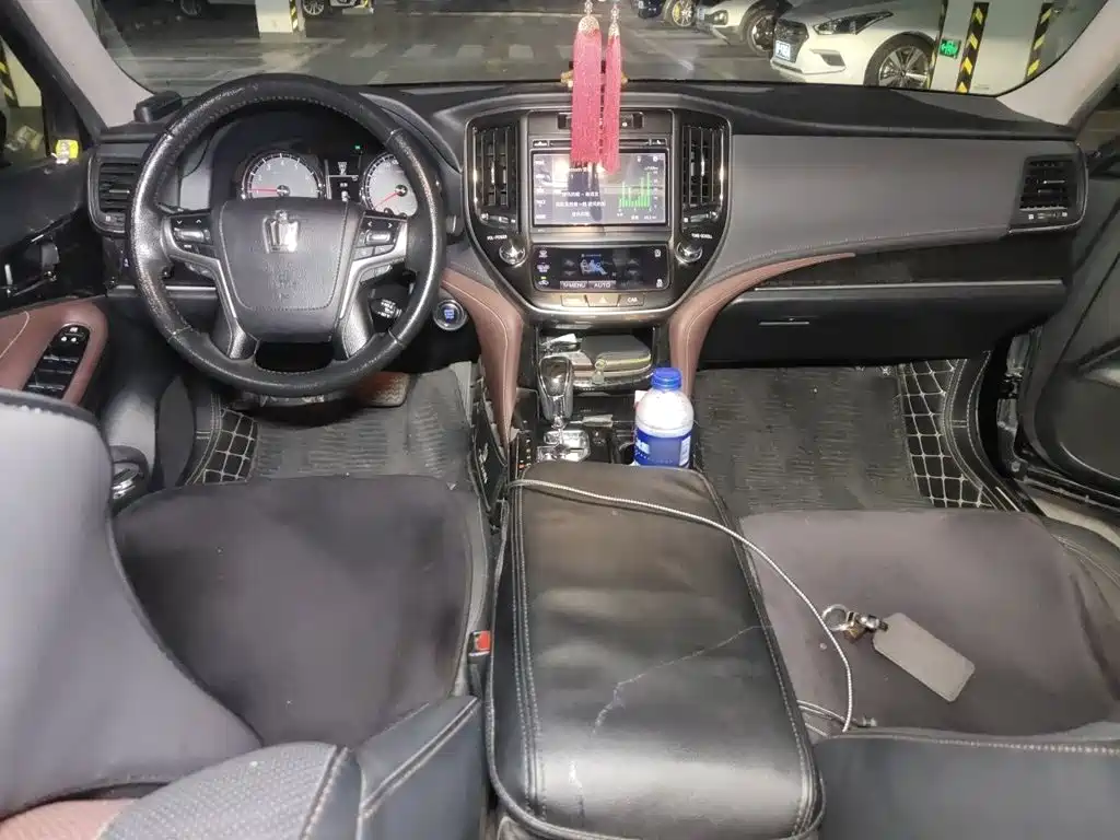 Toyota Crown — миниатюра 10