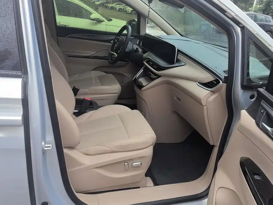 Buick GL8 Hybrid — миниатюра 7