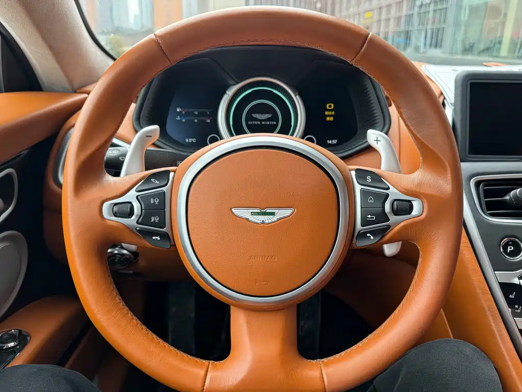ASTON MARTIN DB11