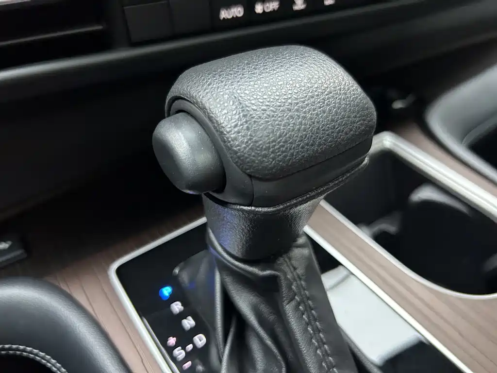 Toyota Granvia — миниатюра 28