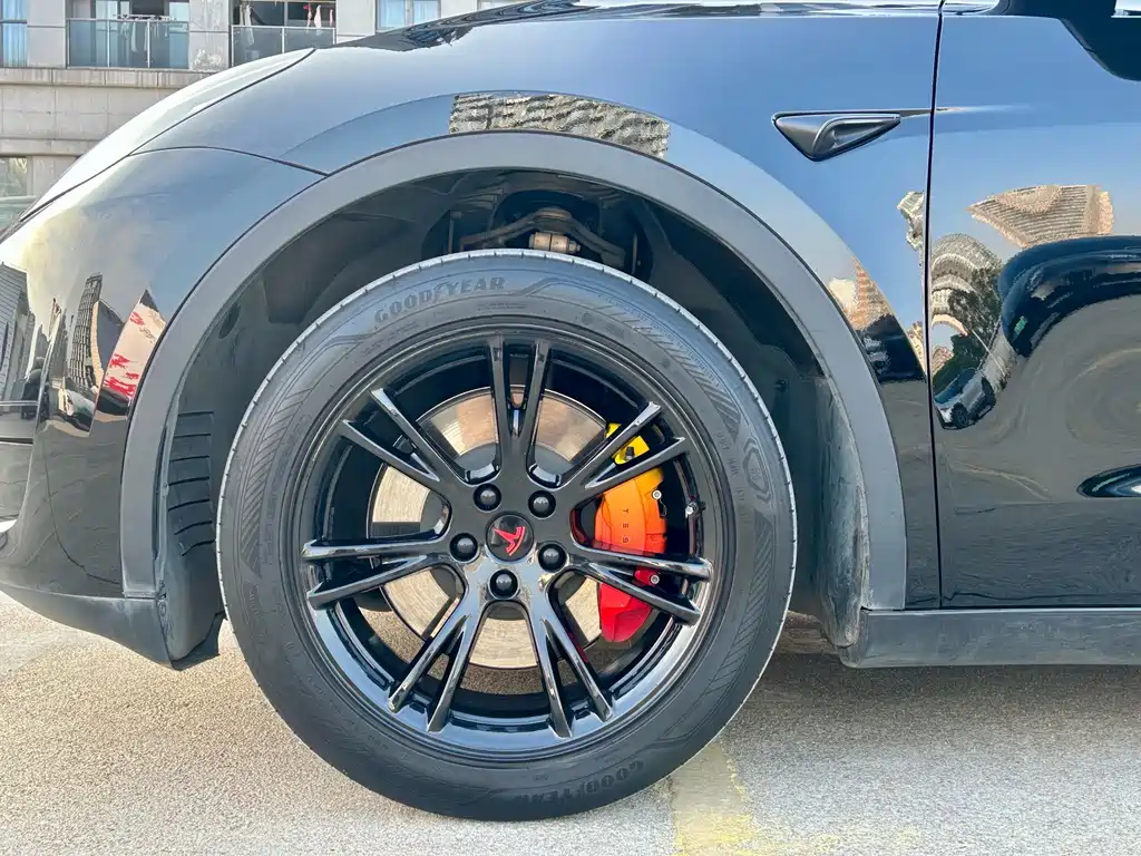 Tesla Model Y — миниатюра 6
