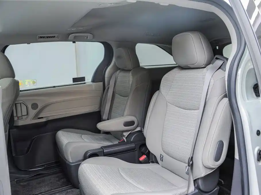 Toyota Sienna — миниатюра 13