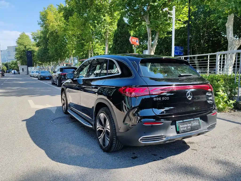 Mercedes-Benz EQE SUV — миниатюра 16