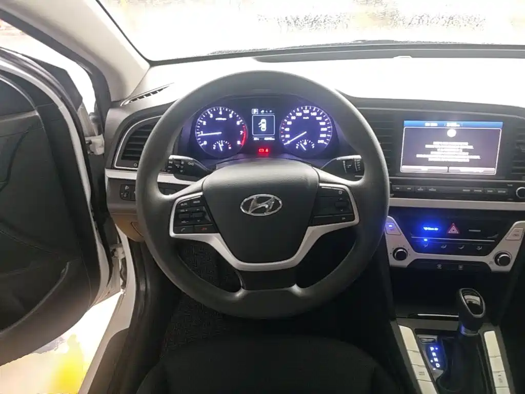 Hyundai Elantra — миниатюра 11