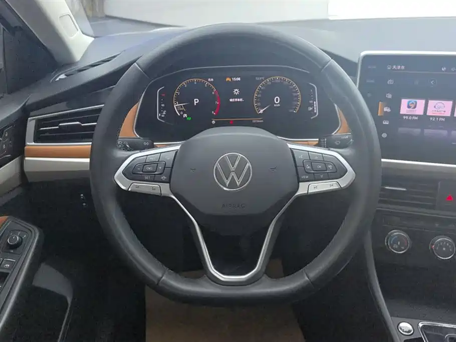 VOLKSWAGEN BORA