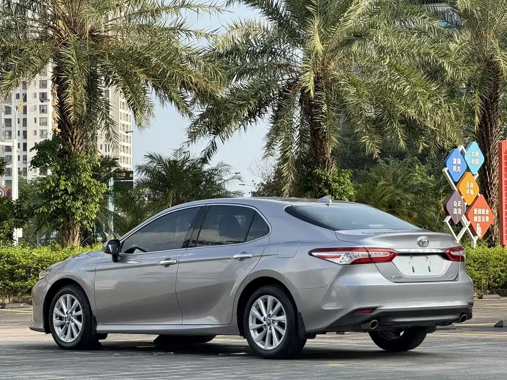 Toyota Camry — миниатюра 7