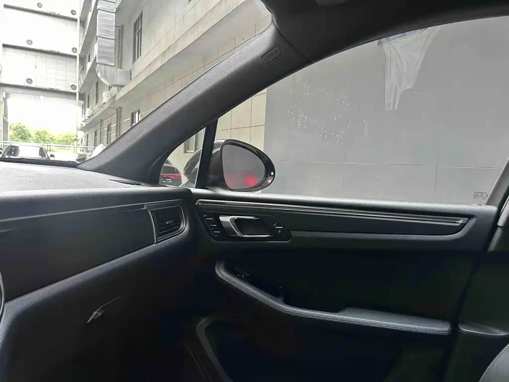 Porsche Macan — миниатюра 9