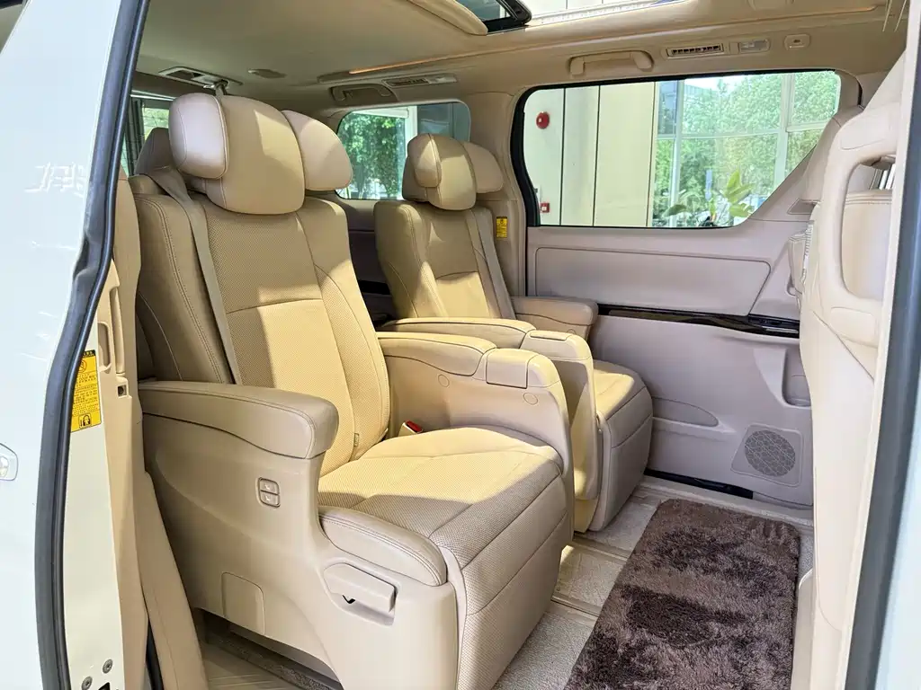 Toyota Alphard — миниатюра 9