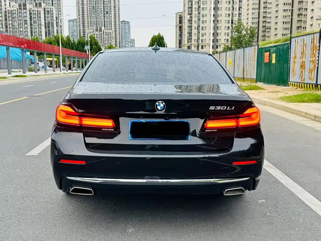 BMW 5 Series — миниатюра 8