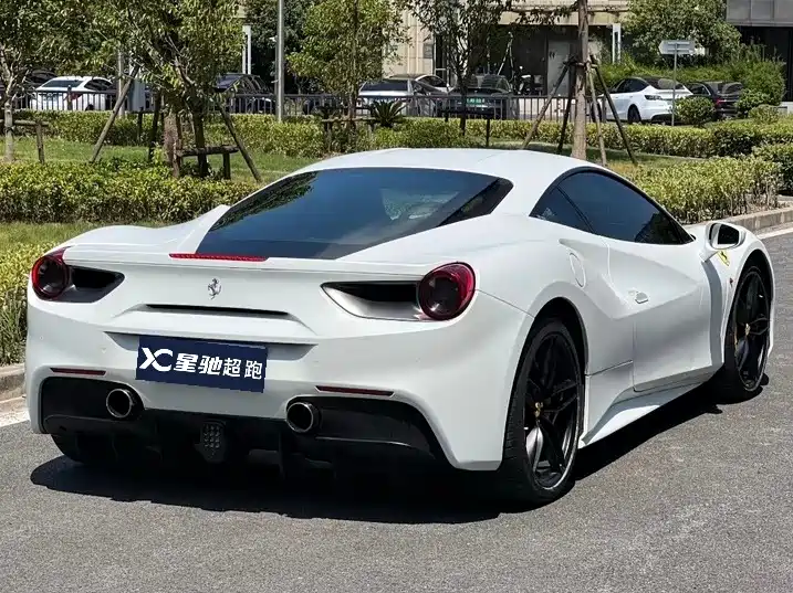 FERRARI 488