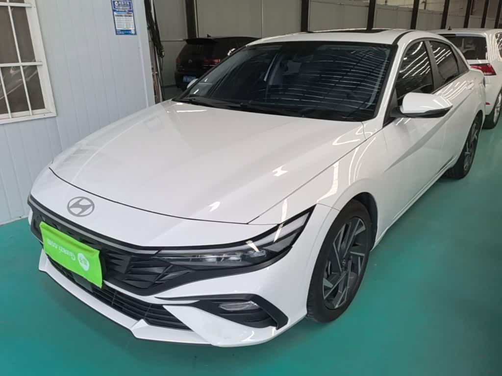 Hyundai Elantra 1.5 л 2025 г. Белый, пробег 4300 км