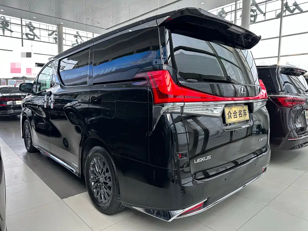 LEXUS LM